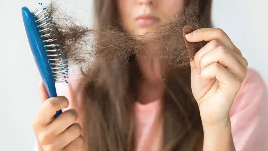 چرا موهای شما دچار ریزش مو می‌شود؟